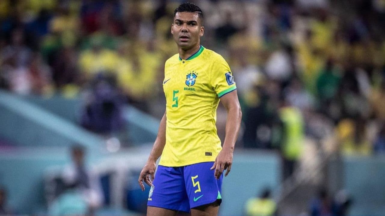 Casemiro no campo na estreia da Seleção Brasileira na Copa do Mundo 2022
