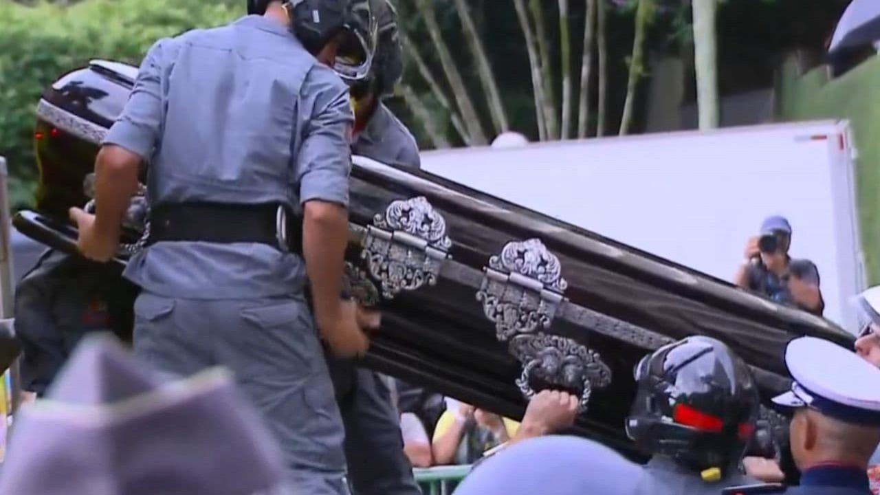 Bombeiros carregando caixão de Pelé