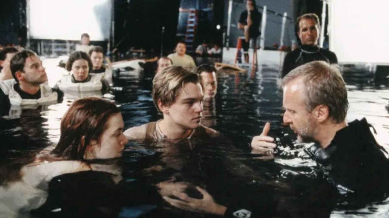 James Cameron dando instruções para Kate Winslet e Leonardo DiCaprio em piscina