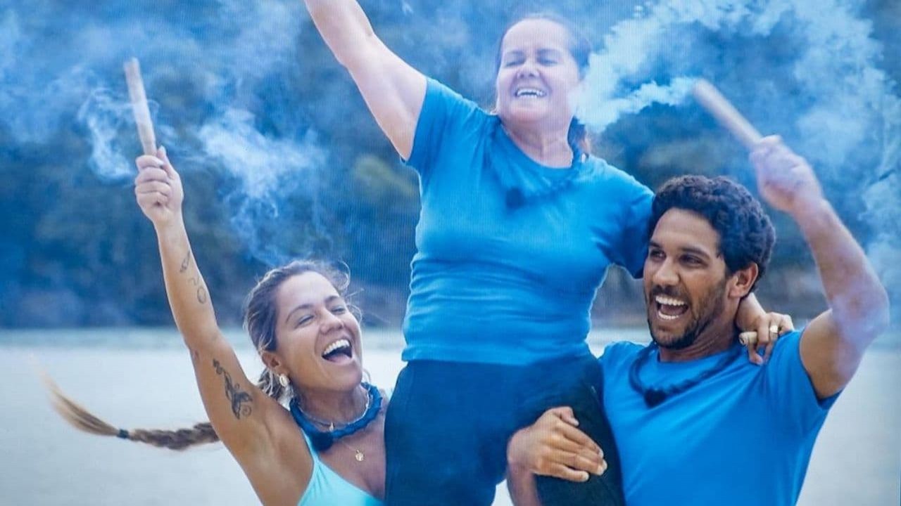Francine, Taninha e Rodrigo de roupas azuis, comemorando com os braços para o alto