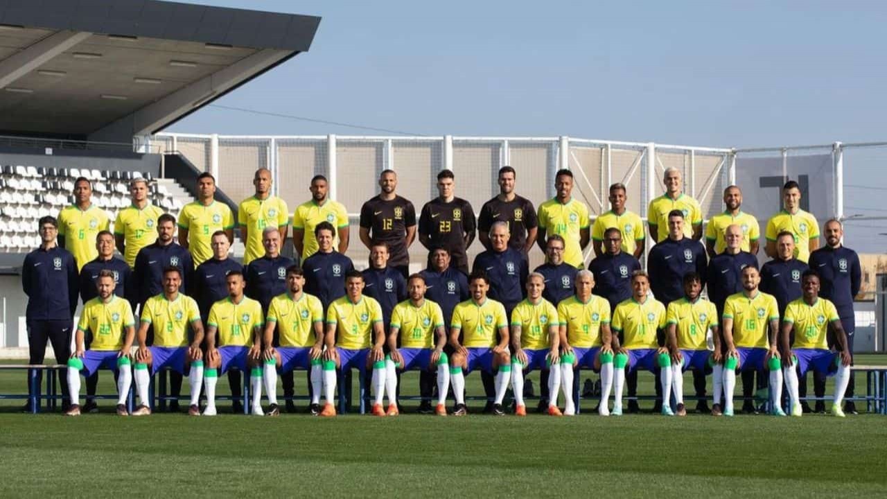 Seleção Brasileira posando para foto em campo de futebol