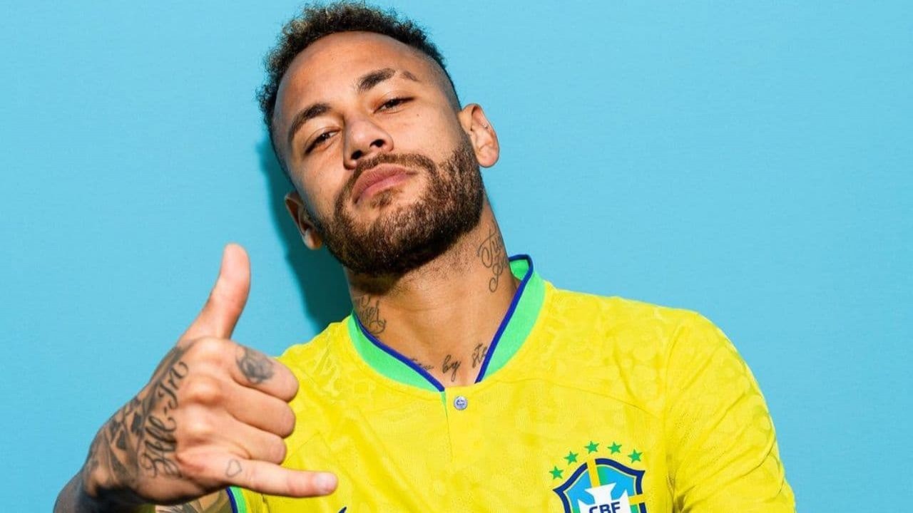 Neymar com a camisa da Seleção Brasileira, sem sorrir, fazendo gesto com as mãos