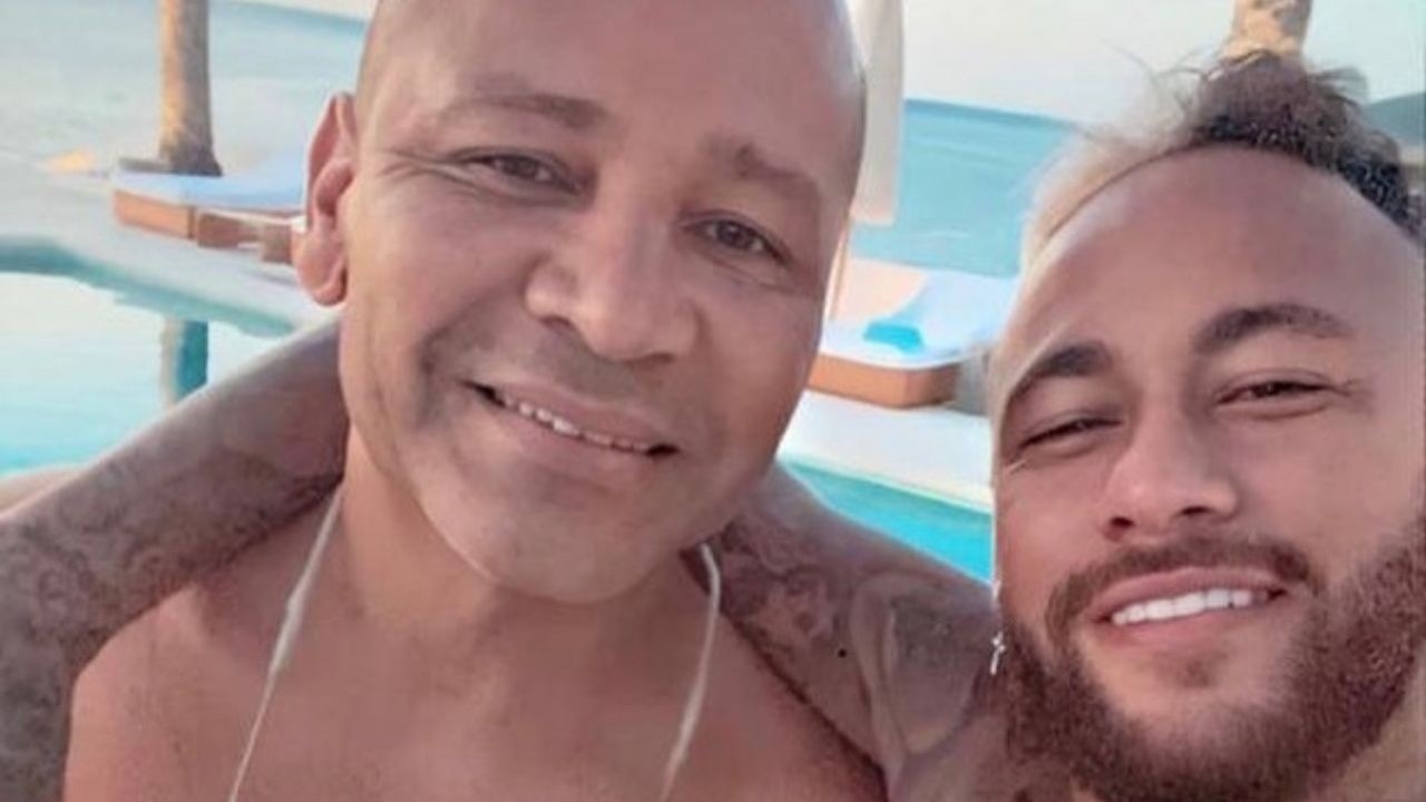 Neymar Jr. e o pai abraçados e sem camisa, sorrindo