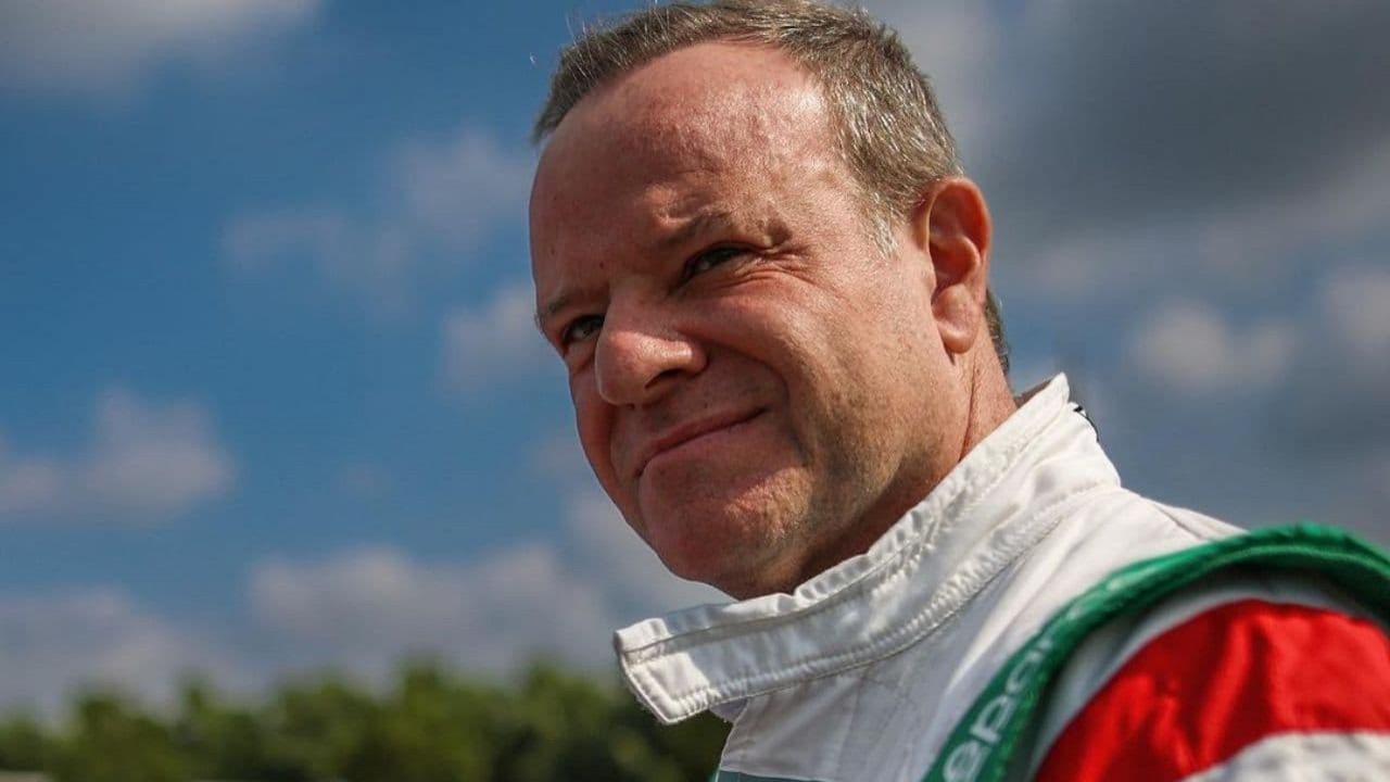 Rubens Barrichello com expressão pensativa, sem olhar para a câmera