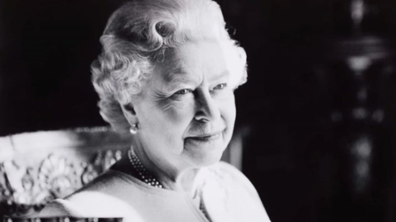 Rainha Elizabeth II de perfil, sem sorrir, em foto em preto e branco