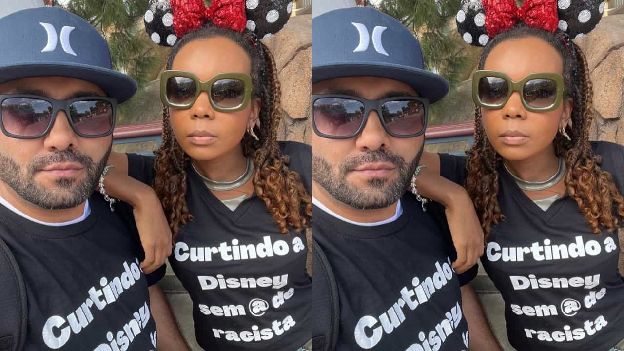 Montagem de Thelminha e Denis Santos em selfie com camisetas contra o racismo