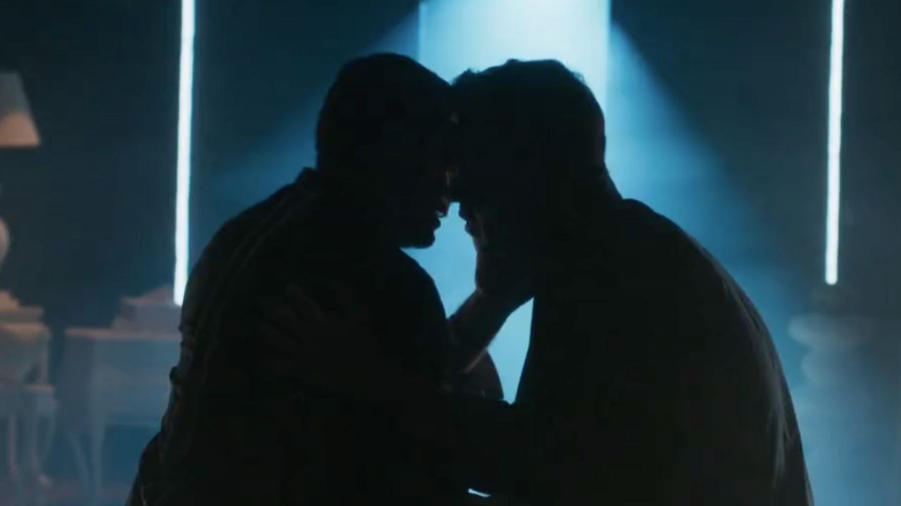 Hugo e Enzo em cena de beijo gay em Cara e Coragem 