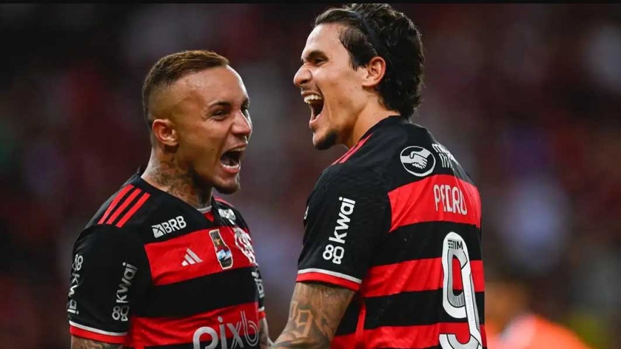 Cebolinha e Pedro comemorando gol do Flamengo