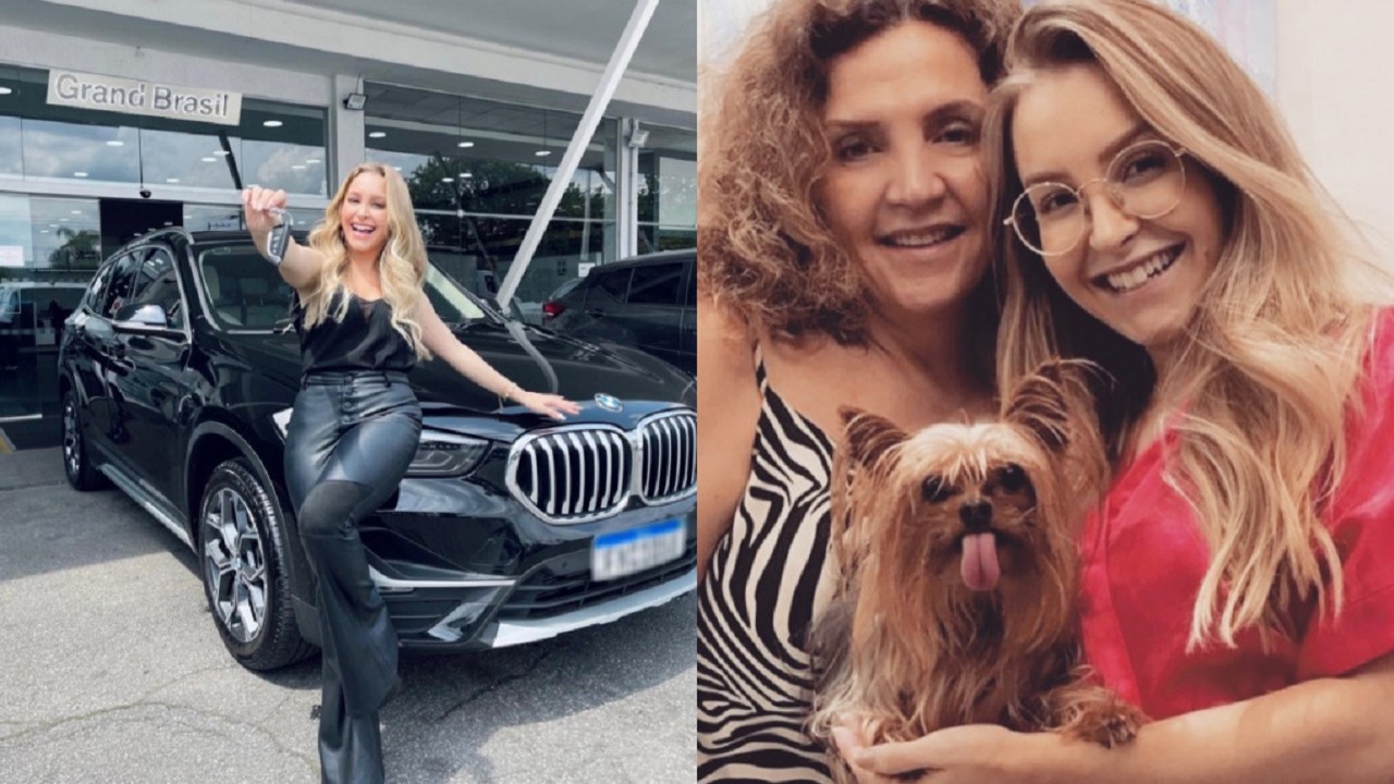 Carla Diaz encostada no carro BMW preto segurando a chave do veículo com uma mão e ao lado da mãe, Mara Diaz e de um cachorrinho yorkshire