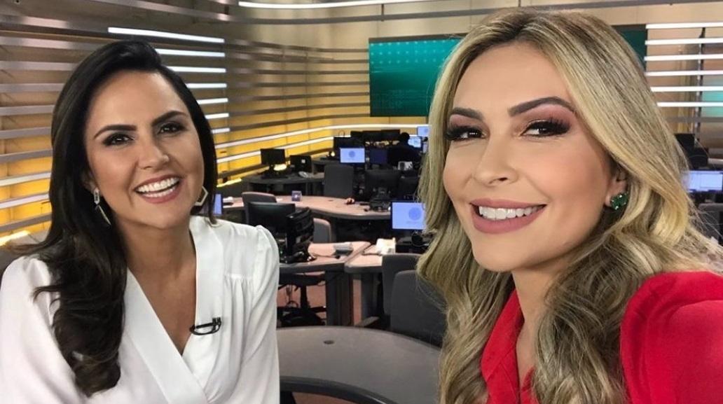 As apresentadoras Carla Cecato e Thalita Oliveira na bancada do Fala Brasil, programa jornalístico da Record