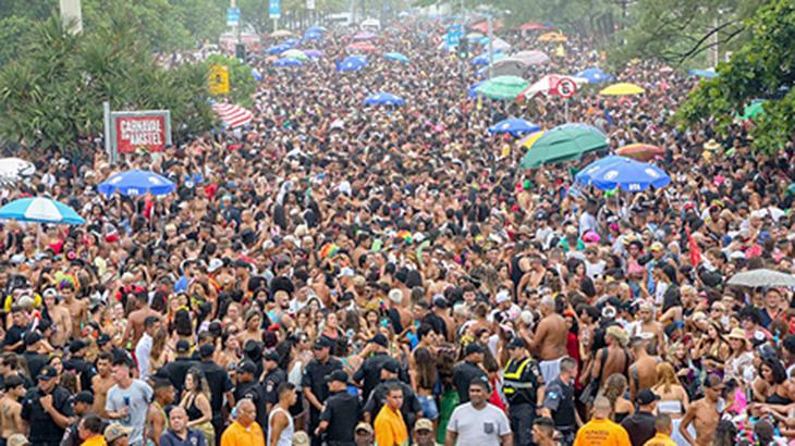Multidão nas ruas do Rio de Janeiro