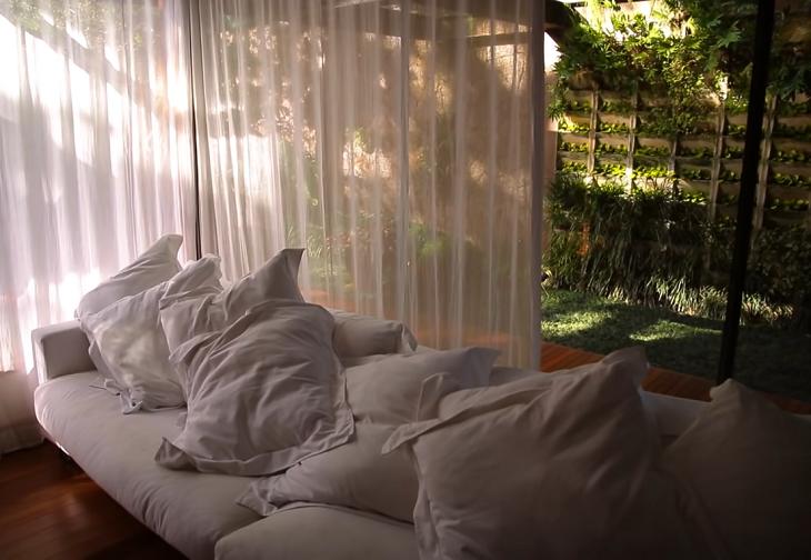 A mansão milionária de Pedro Bial: De pau-brasil a sofá de R$ 120 mil