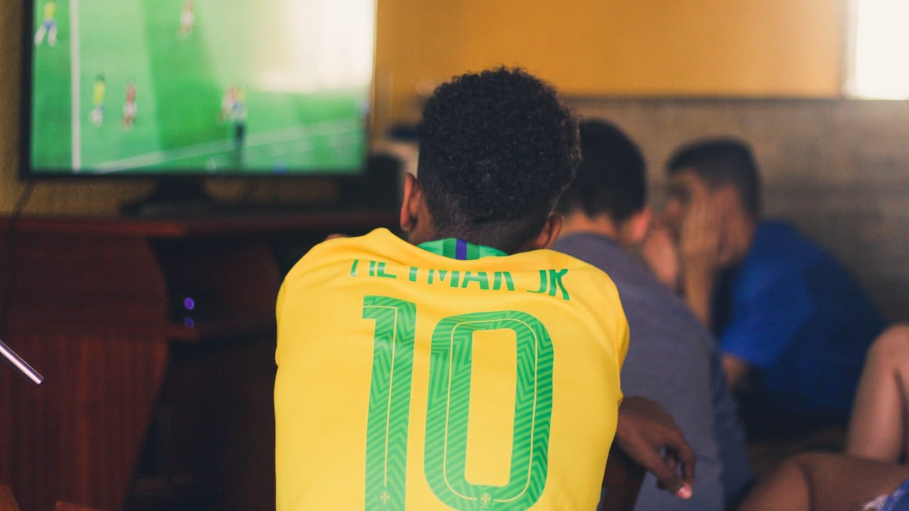 Rapaz com a camisa do Brasil de Neymar Jr. de costas