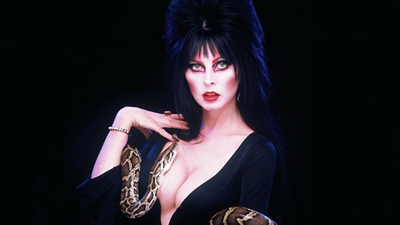 Cassandra Peterson posada como Elvira