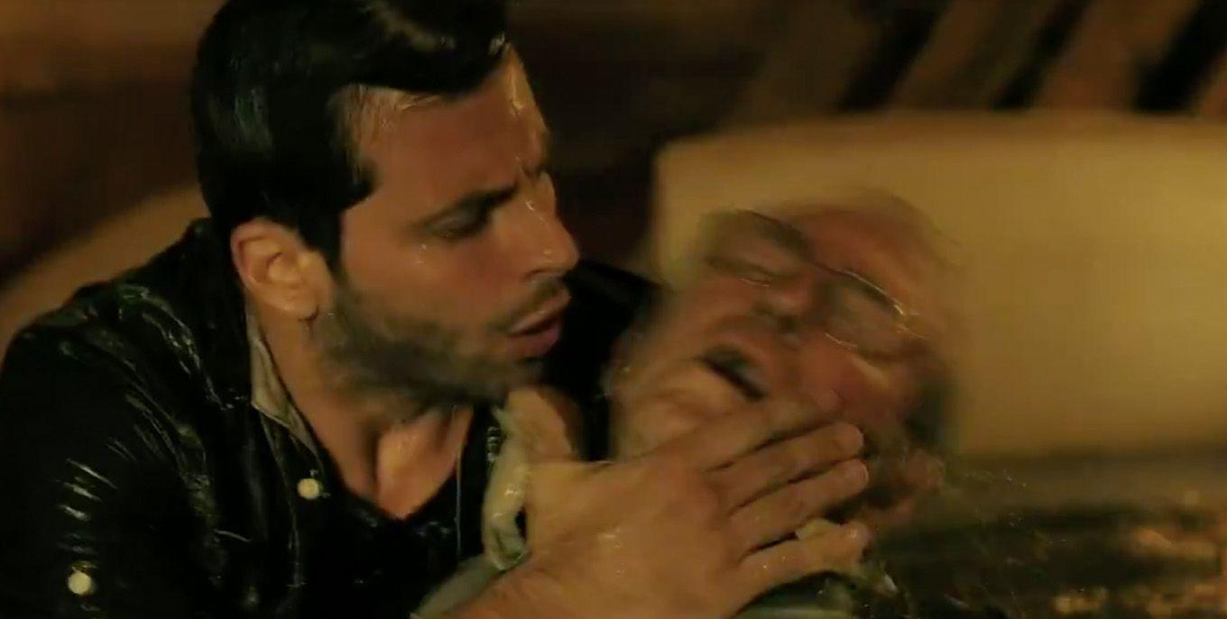 Cassiano dá tapinhas no rosto de Samuel que está desacordado