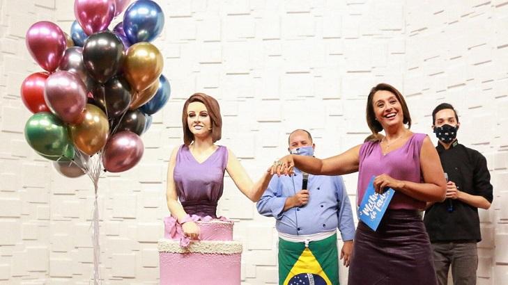 Cátia Fonseca ao lado do seu bolo de aniversário