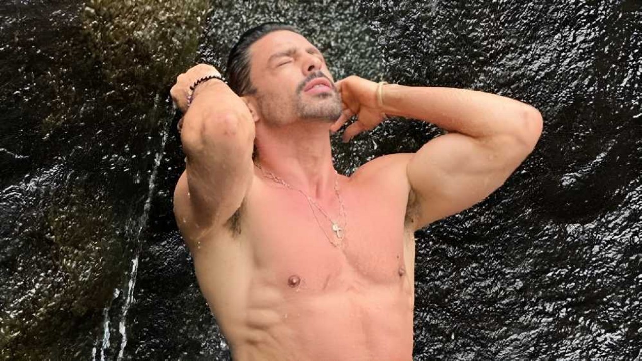 Cauã Reymond posa de sunga tomando banho de cachoeira