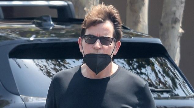 Charlie Sheen de máscara preta e óculos de sol