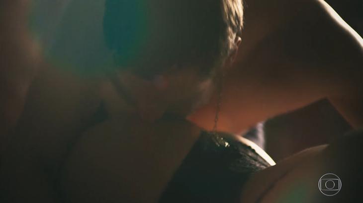 Língua de Caio Castro a beijo no bumbum: as cenas eróticas de \"A Dona do Pedaço\"