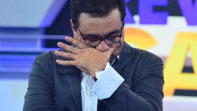Geraldo Luís com a mão no rosto segurando as lágrimas