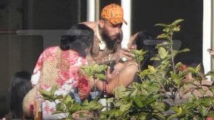 Chris Brown aparece enforcando uma mulher em sequência de fotos