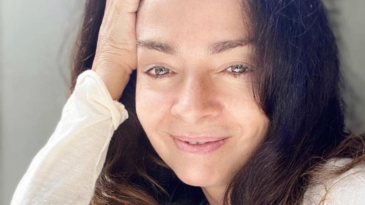 Claudia Ohana posa sem maquiagem em foto postada no Instagram. A atriz está com 59 anos