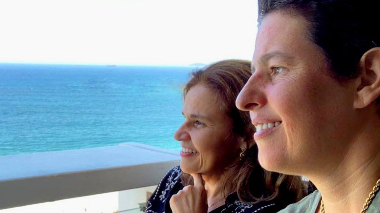 Claudia Rodrigues e Adriane Bonato sorrindo e olhando para o mar