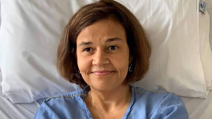 Claudia Rodrigues deitada em cama de hospital