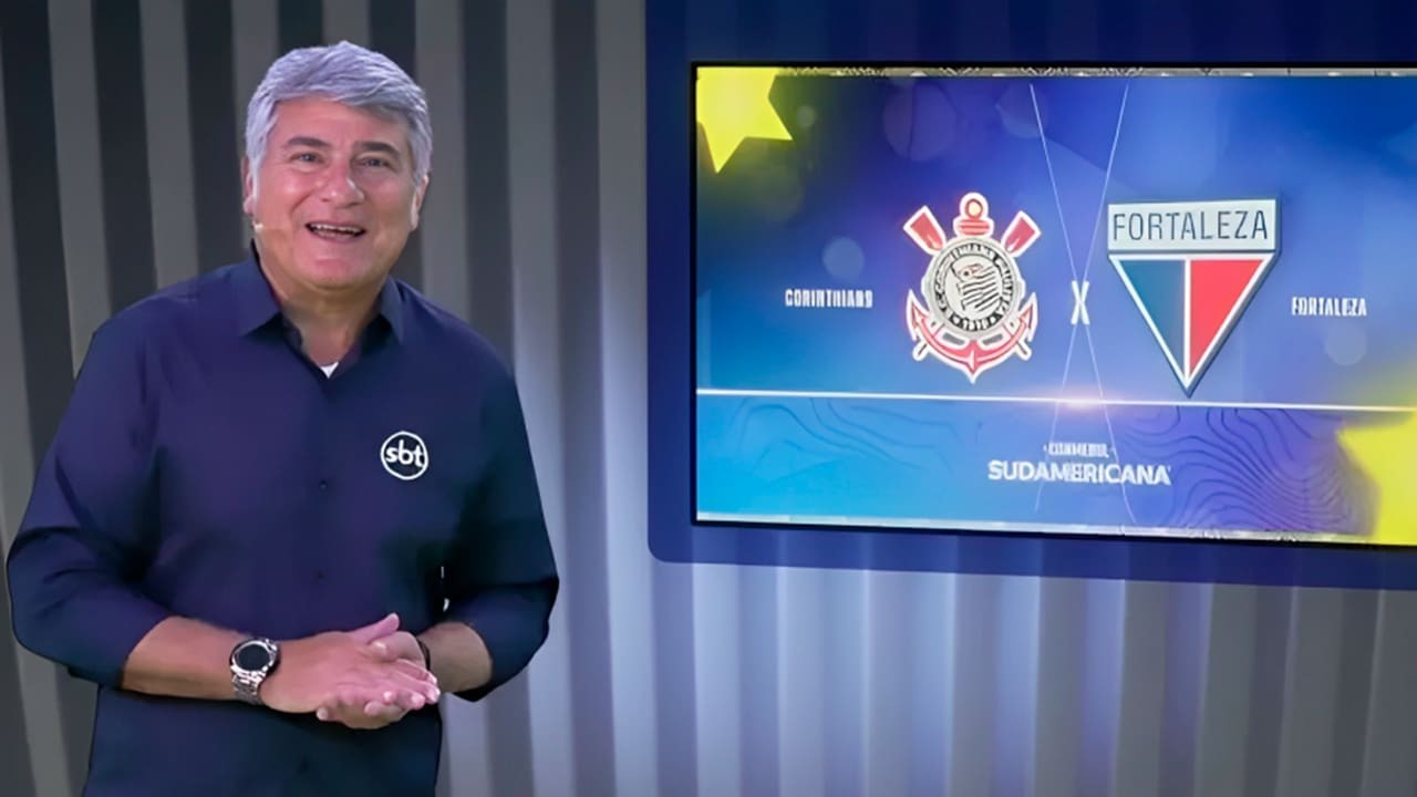 Cleber Machado com o escudo de Corinthians e Fortaleza ao fundo
