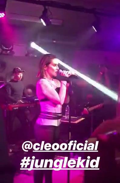 Cleo faz show de estreia com carinho da família e elogios de Marina Lima