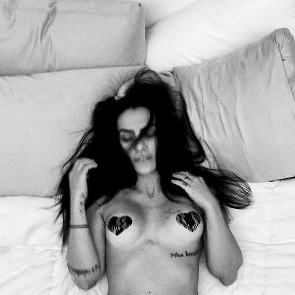 Cleo Pires mostra tatuagens no corpo em fotos sensuais na cama