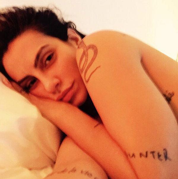 Cleo Pires mostra tatuagens no corpo em fotos sensuais na cama