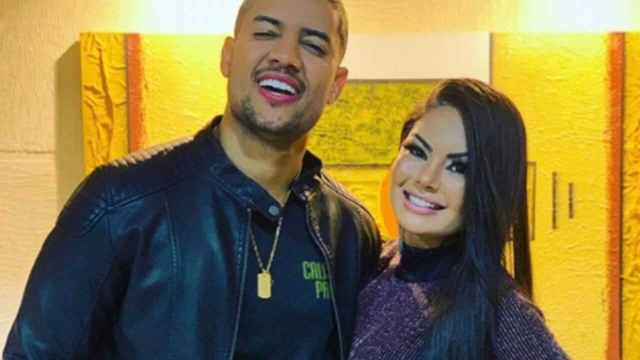 Clevinho Santos e Paulinha Abelha, sorrindo para foto