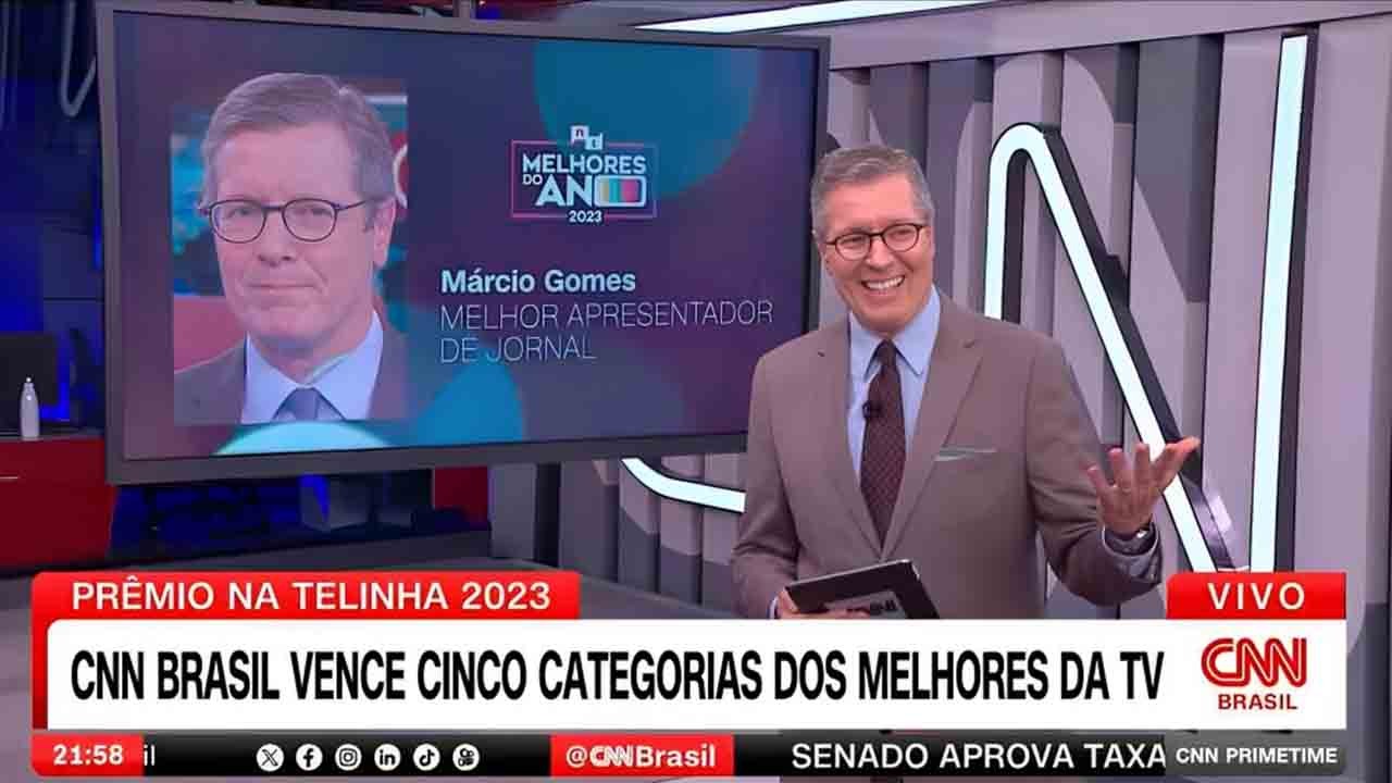 Márcio Gomes usando terno na CNN Brasil