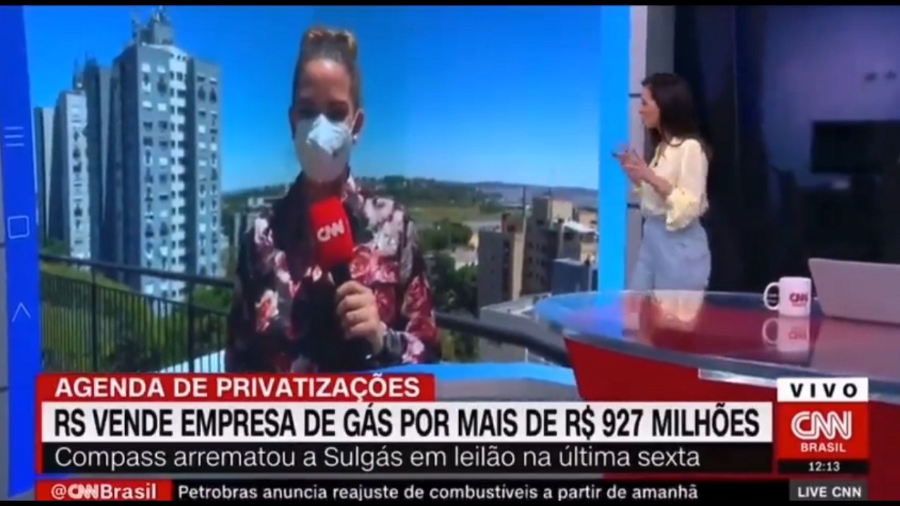 Repórter e apresentadora da CNN Brasil ao vivo