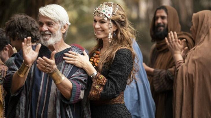 Abraão e Sara batendo palmas, durante Gênesis