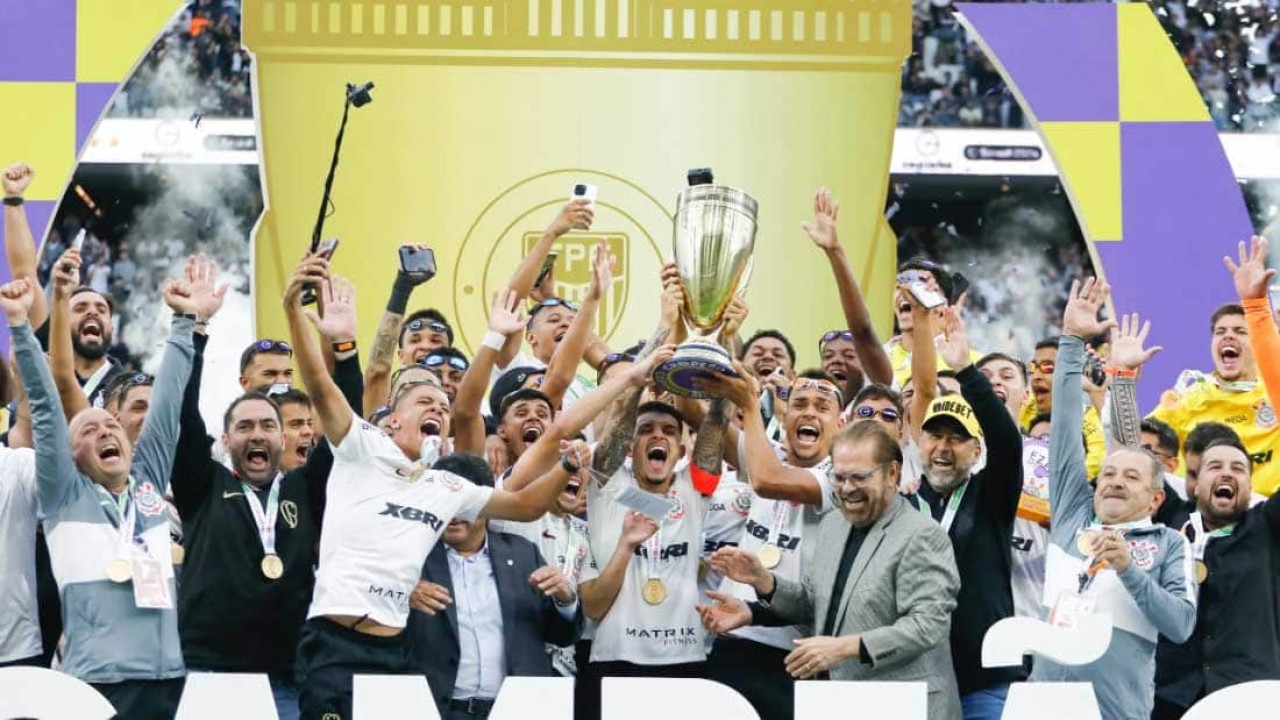 Corinthians erguendo o troféu da Copinha