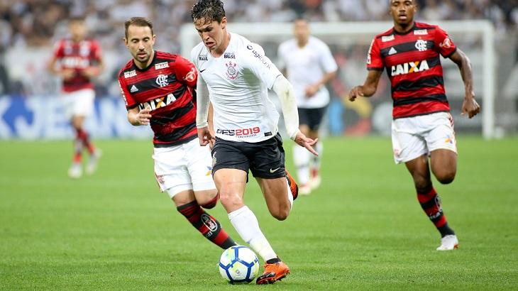 Matheus Vital e Everton Ribeiro jogando num Corinthians e Flamengo