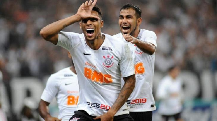 Gustagol comemora gol do Corinthians.