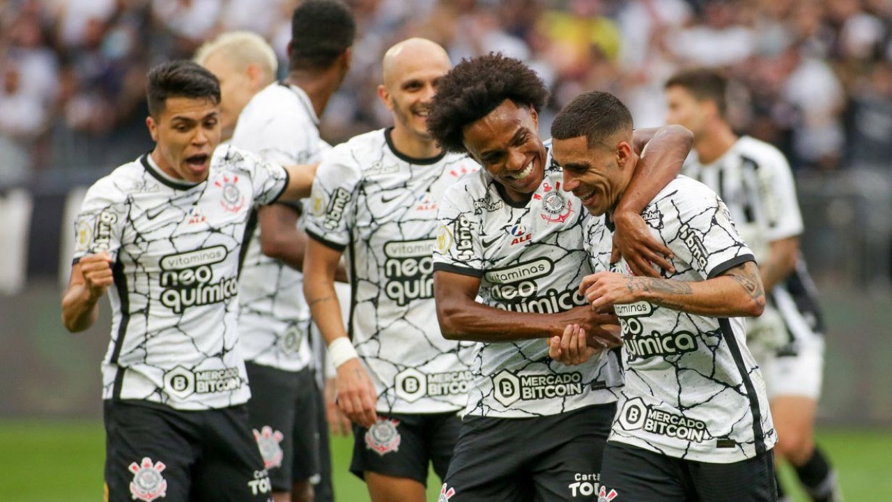Time do Corinthians comemorando o gol de Gabriel
