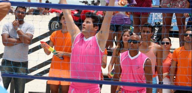 Fina Estampa: Crô joga partida de vôlei com time gay e acaba em pancadaria