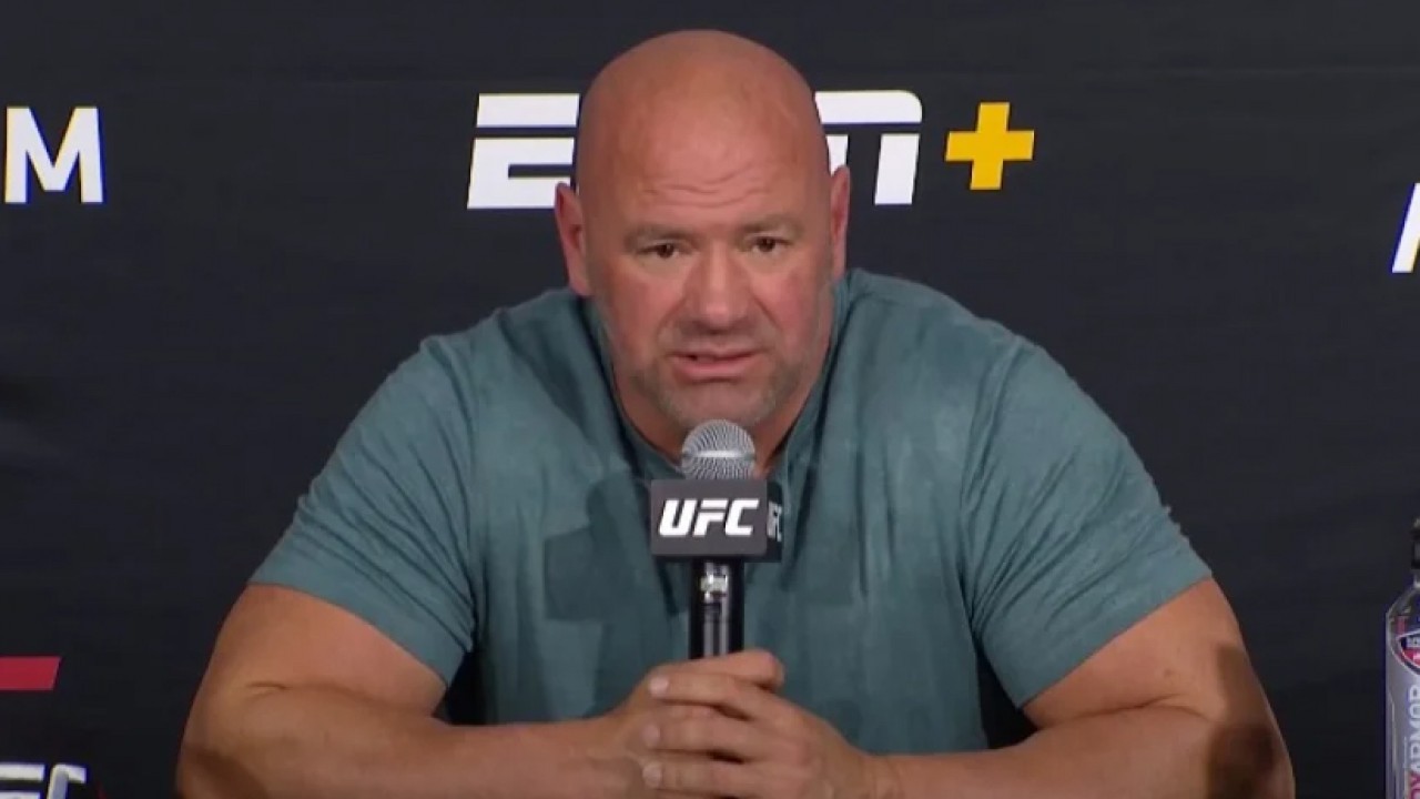 Dana White, o presidente do UFC, falando no microfone