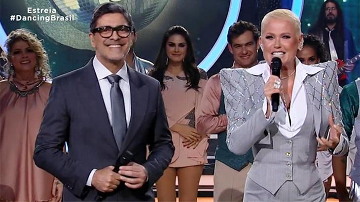 Xuxa segura o microfone e fala no palco do "Dancing Brasil"