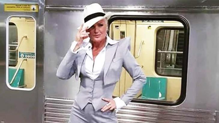 Xuxa na gravação da abertura com metrô ao fundo