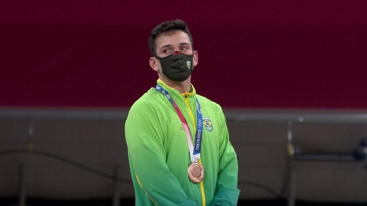 O judoca Daniel Cargnin com medalha de bronze nas Olimpíadas de Tóquio