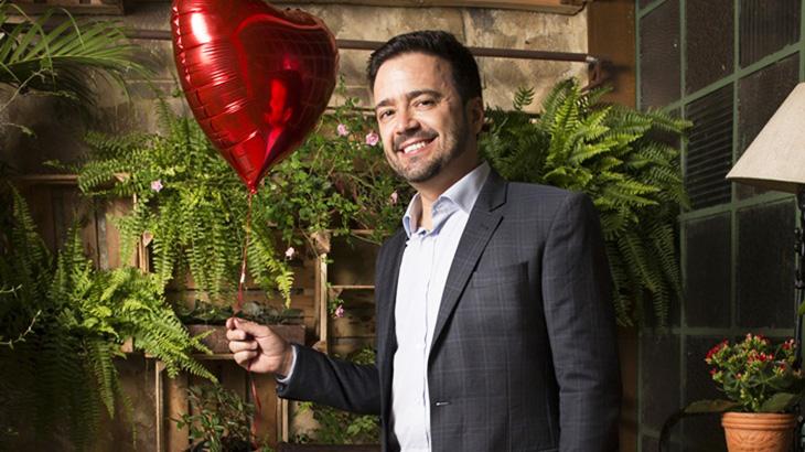 O autor Daniel Ortiz segurando uma balão de coração