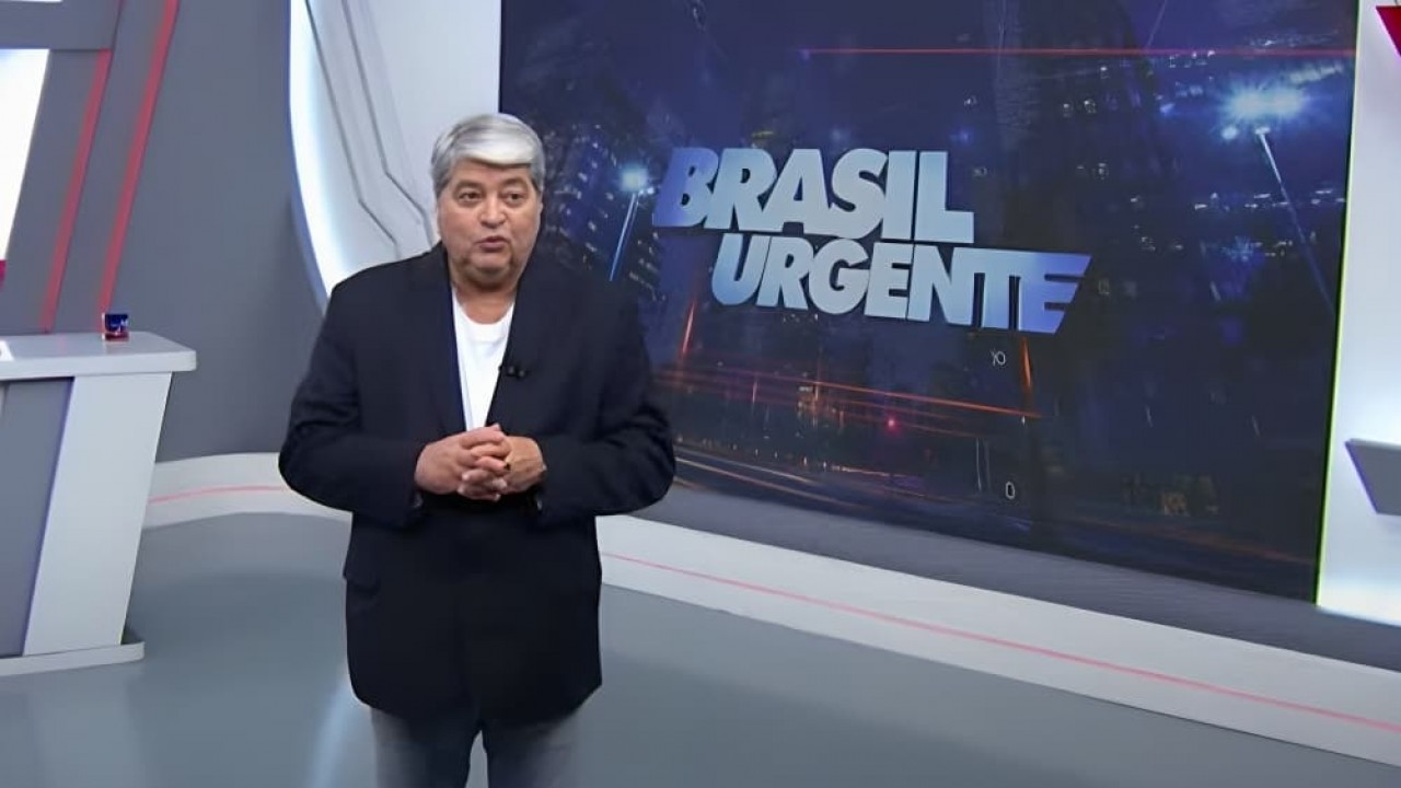 Datena no Brasil Urgente, falando, com as mãos unidas