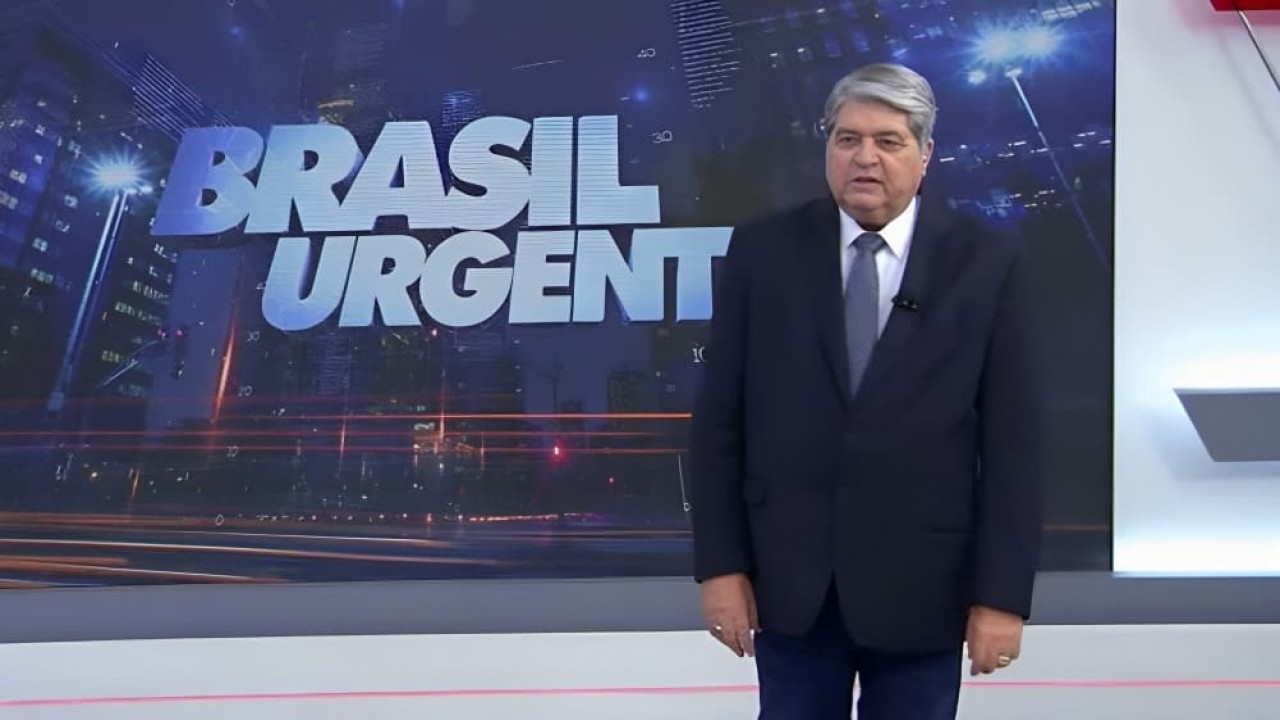 Datena no Brasil Urgente, de terno e gravata escuros, falando