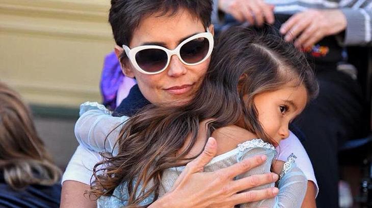 Deborah Secco abraçando a filha