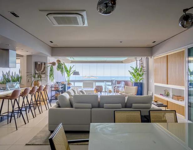 Conheça o luxuoso apartamento de frente para o mar de Deborah Secco